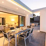 Villa White Oak Tree *